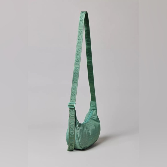 BAGGU Small Crescent- Seafoam - UO Exclusive Aqua Monochrome Strap - Picture 2 of 4